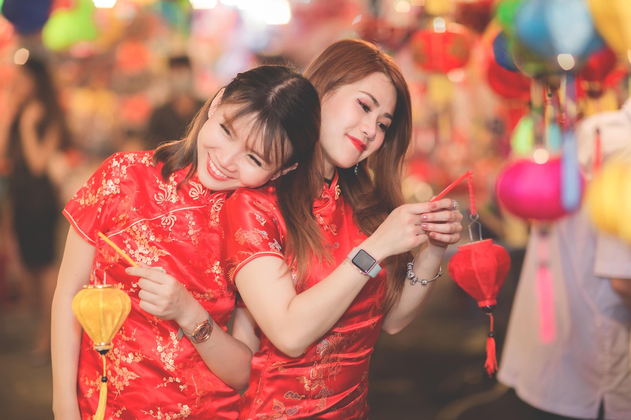 最新美女搞笑片段大放送，笑到肚子疼，歡樂無(wú)限！